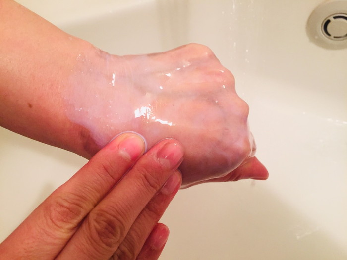 ファンケルマイルドクレンジングオイルの効果20　洗い流すと白く濁る